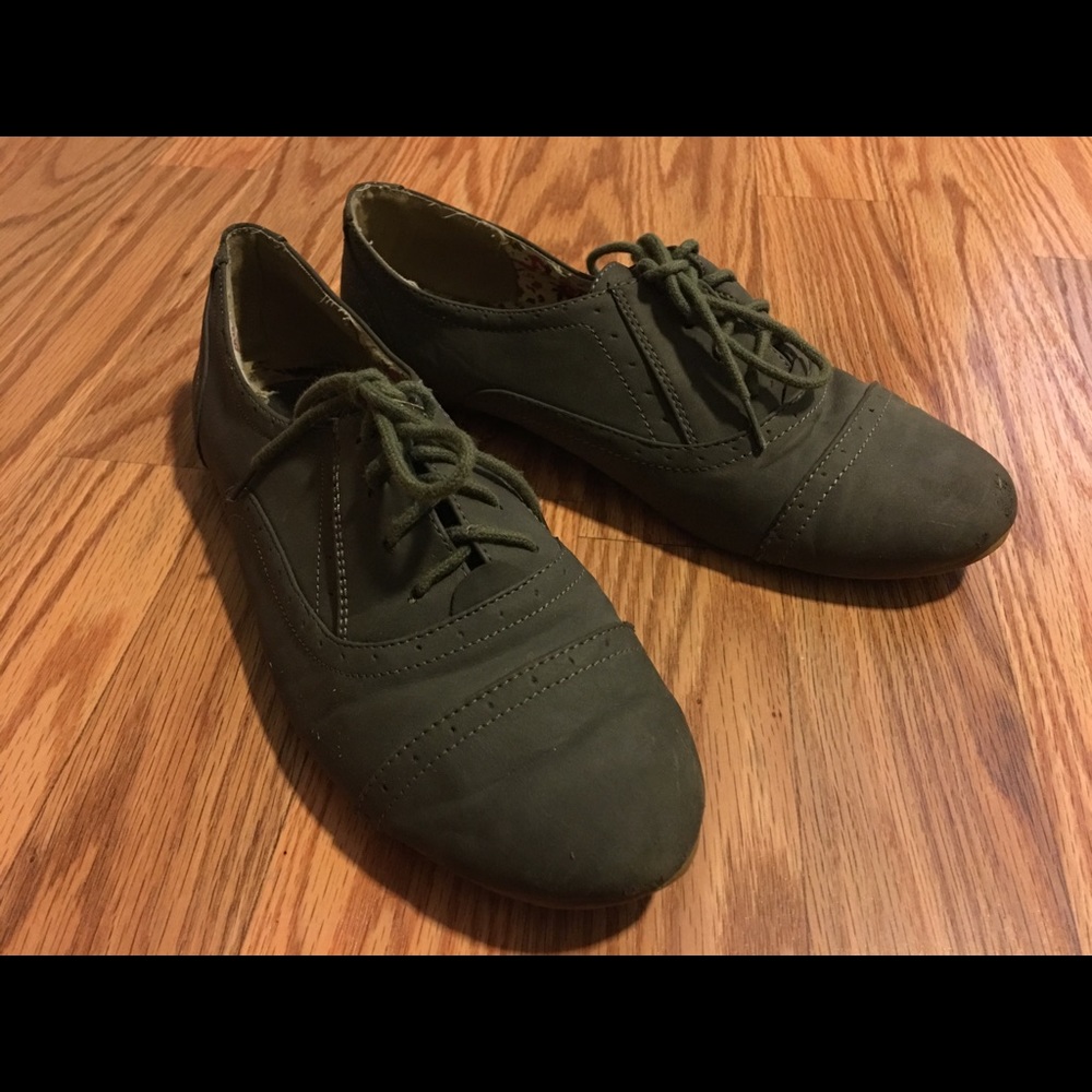 Gray Suede Oxford Style Shoes